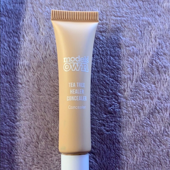 Models own concealer - Picture 3 of 4